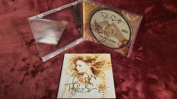 hand-signed-twice-taylor-swift-fearless-album-cd