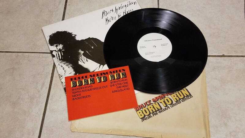 Bruce Springsteen   Born To Run Script Cover NM  Unplayed   With Bag   Postcard 