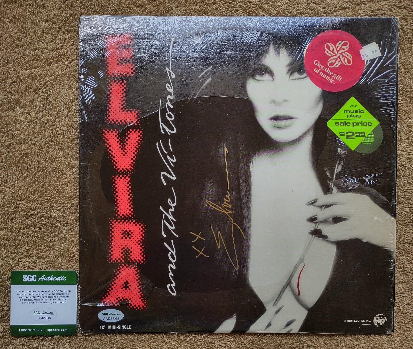 AUTOGRAPH SIGNED 1982 Elvira and the Vi-Tones 3-D TV   Theme Vinyl LP Single SGC