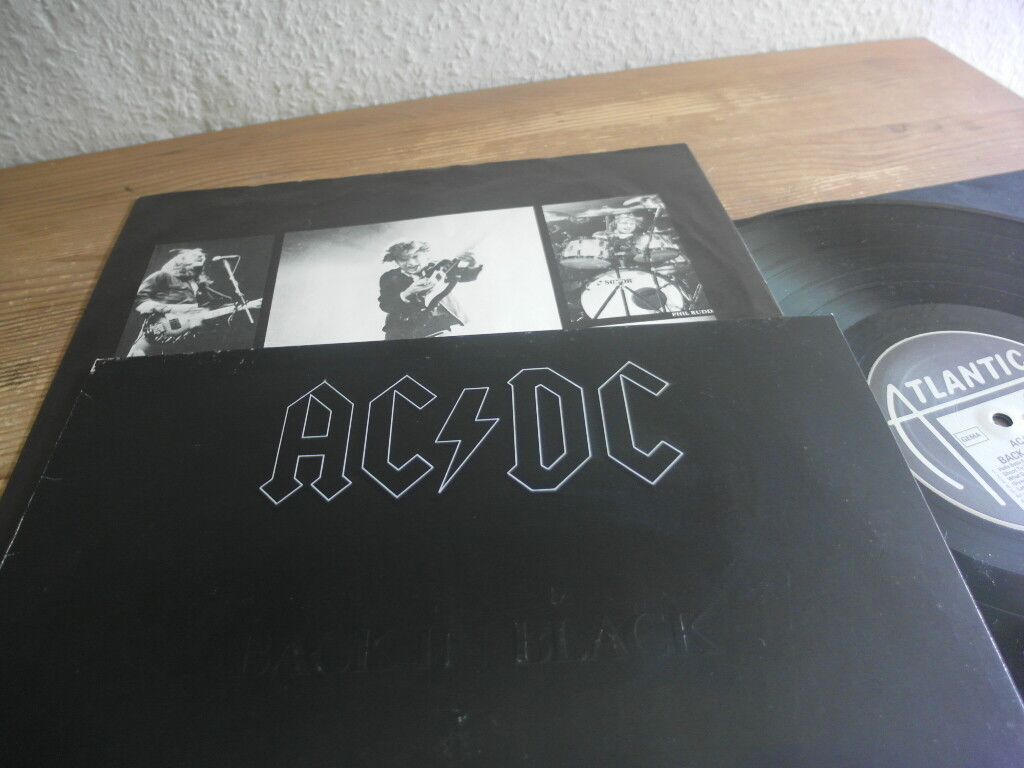 AC/DC     Back In Black, Australia Hard Rock monster 1980 mint- Embossed cover....
