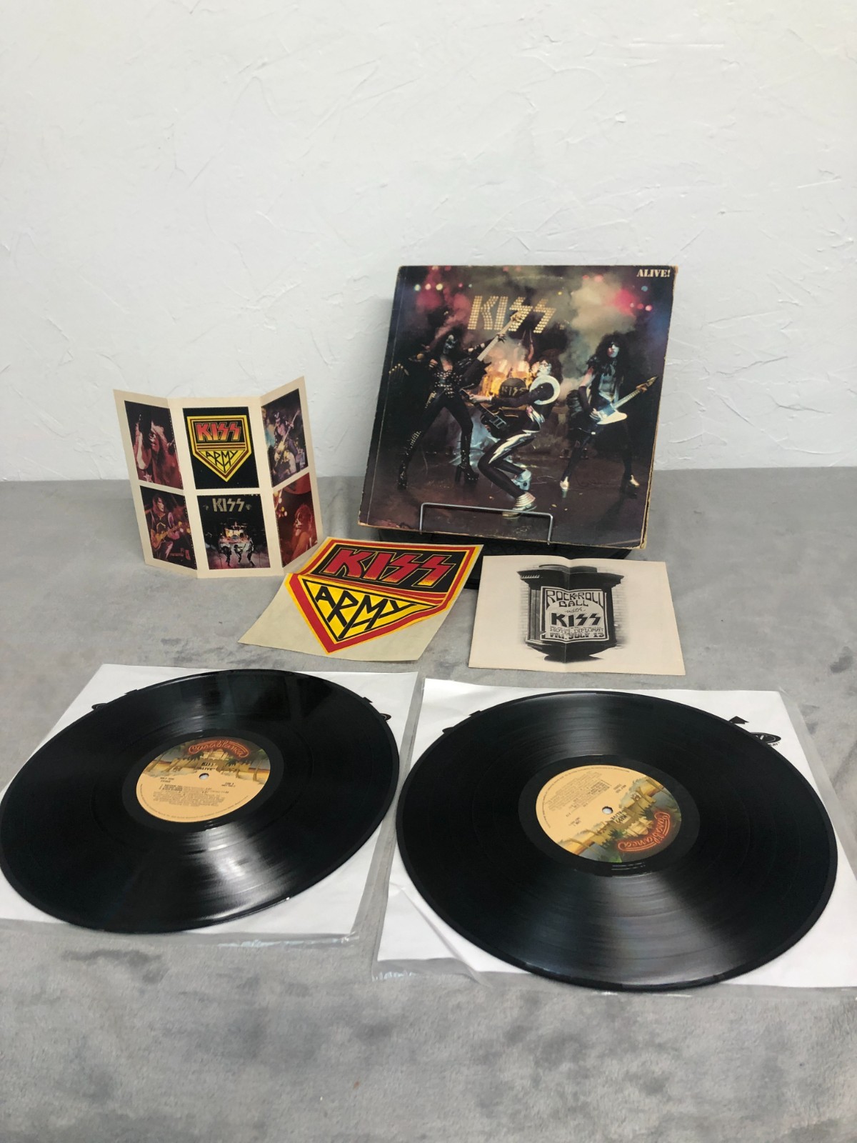 Kiss     Alive - 1975 Original 2 LP Set Records w/ Extra Kiss Memorabilia  RK432 